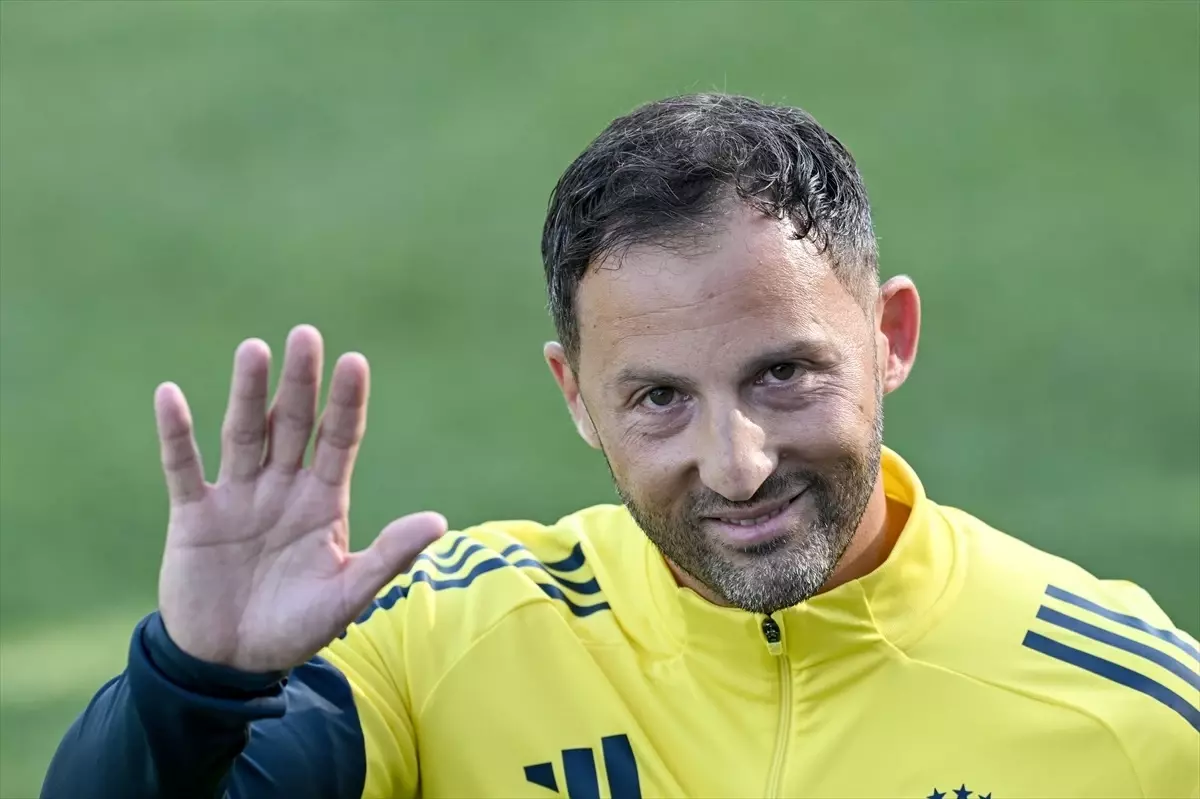 Fenerbahçe, Trabzonspor Maçına Yeni Teknik Direktörü ile Hazırlanıyor