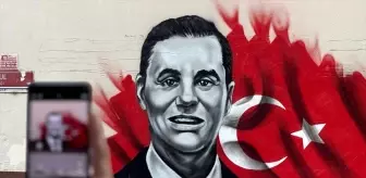 Ferdi Zeyrek'in Resmi Ortaokul Duvarında