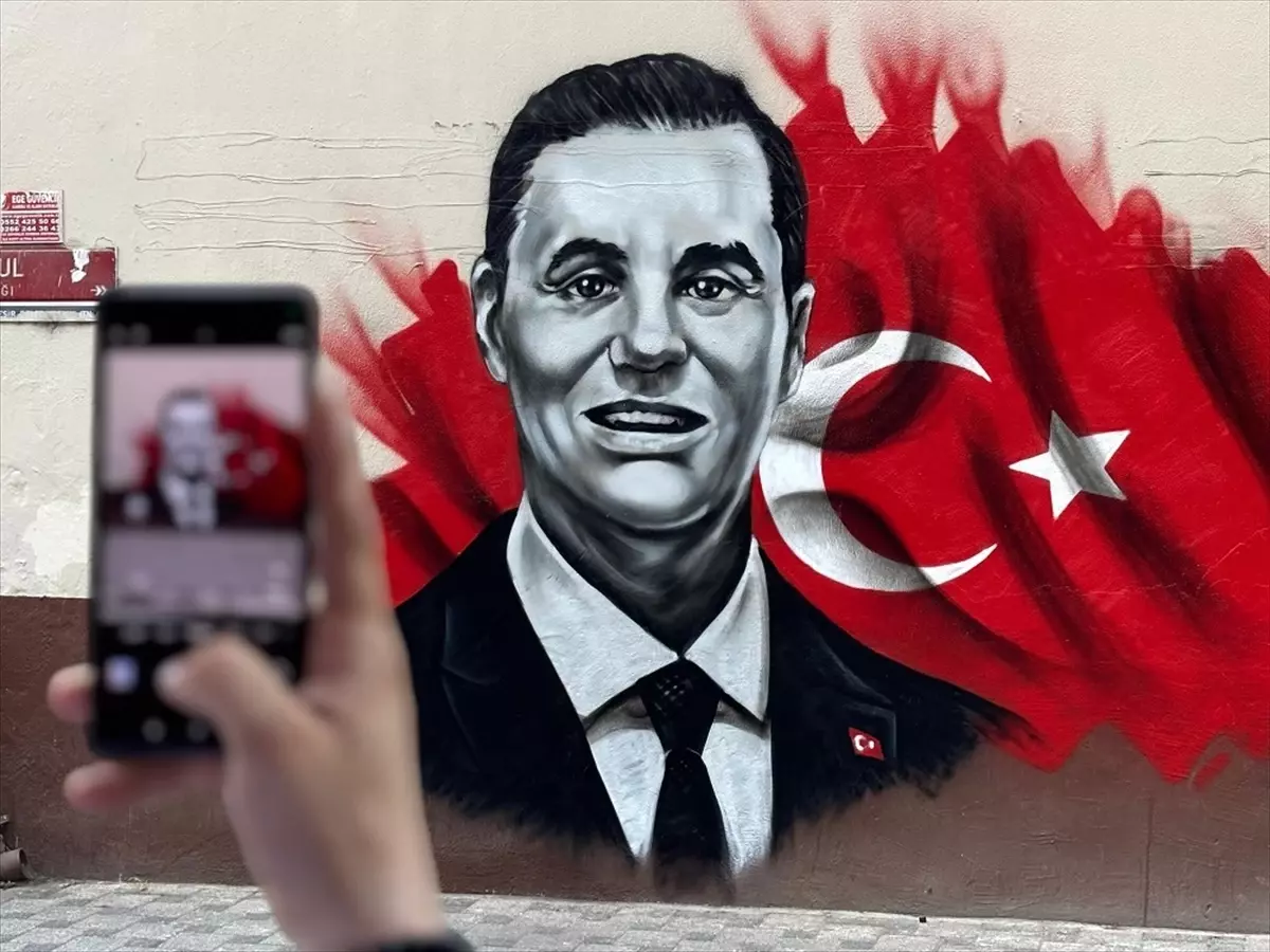 Ferdi Zeyrek'in Resmi Ortaokul Duvarında