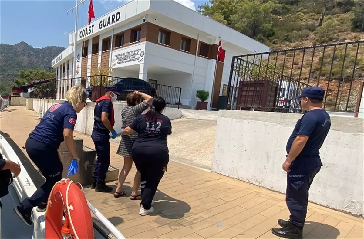 Fethiye Açıklarında Yaralı Tekne Yolcusu Hastaneye Kaldırıldı