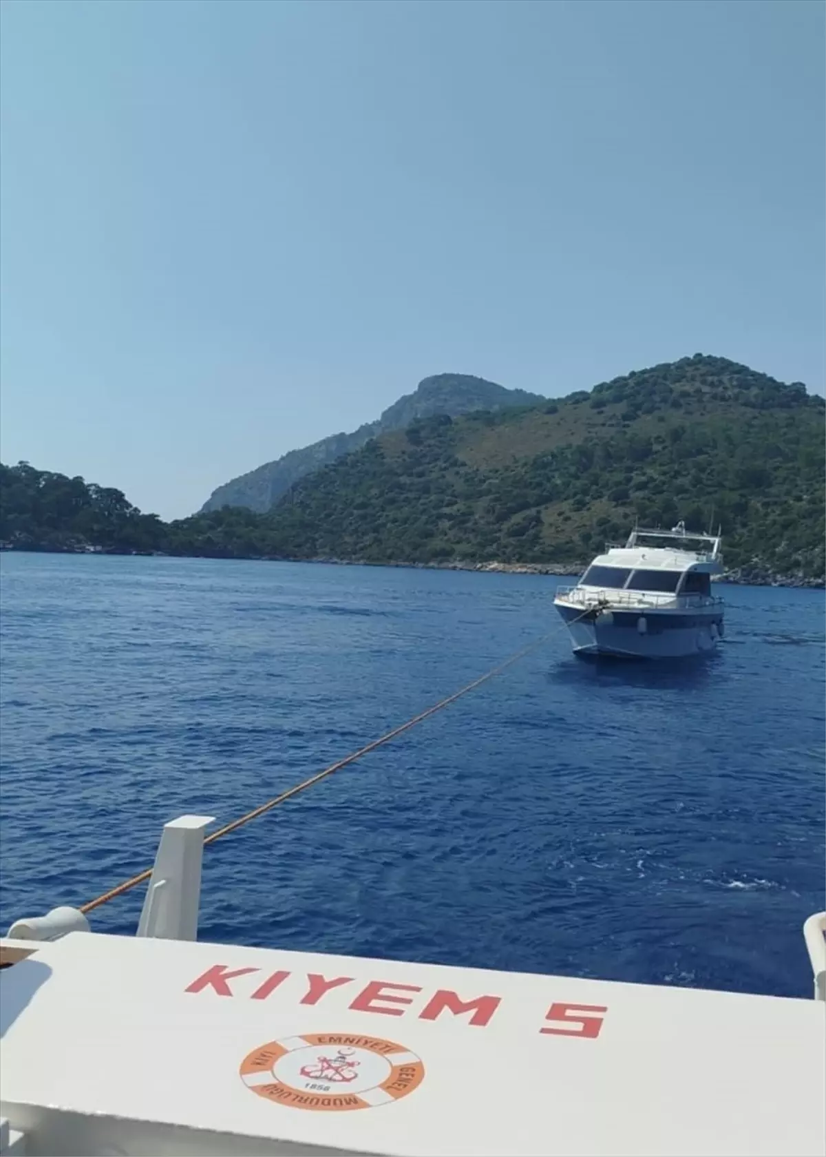 Fethiye açıklarında sürüklenen tekne kurtarıldı