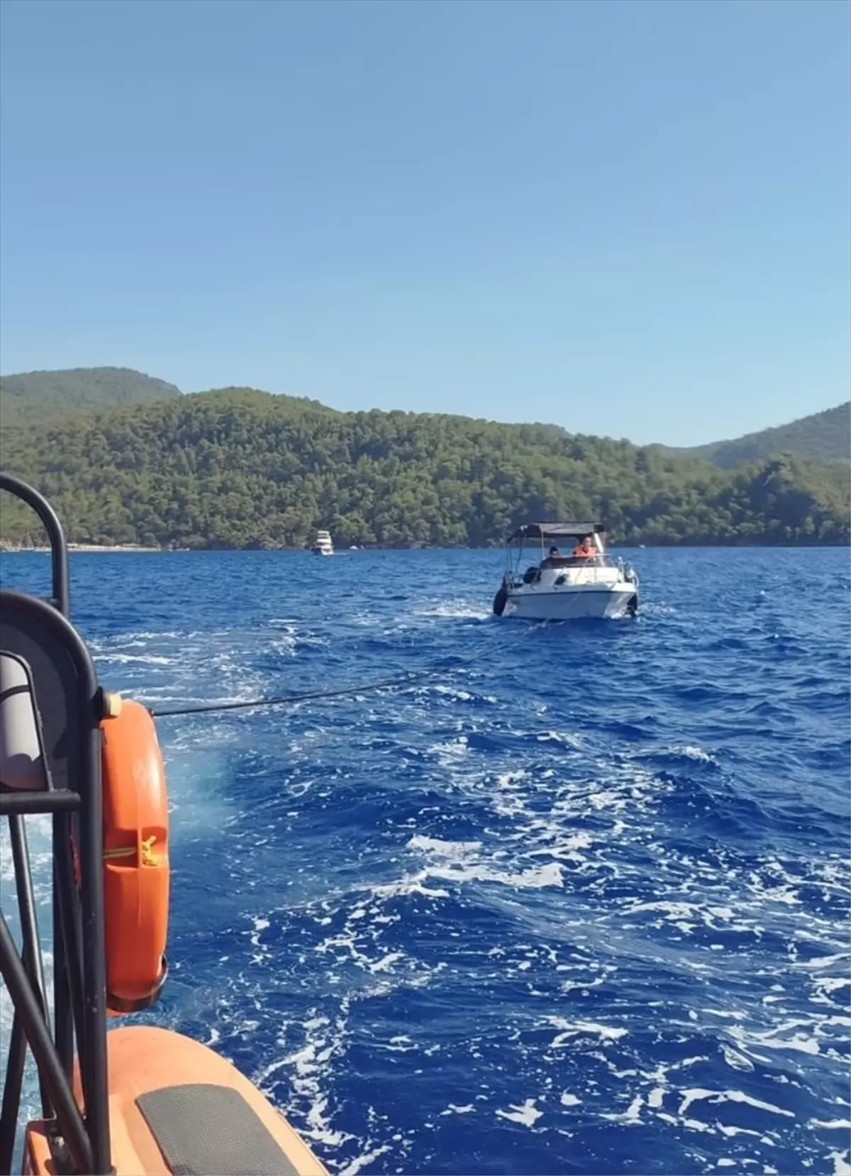 Fethiye Açıklarında Sürüklenen Tekne Kurtarıldı