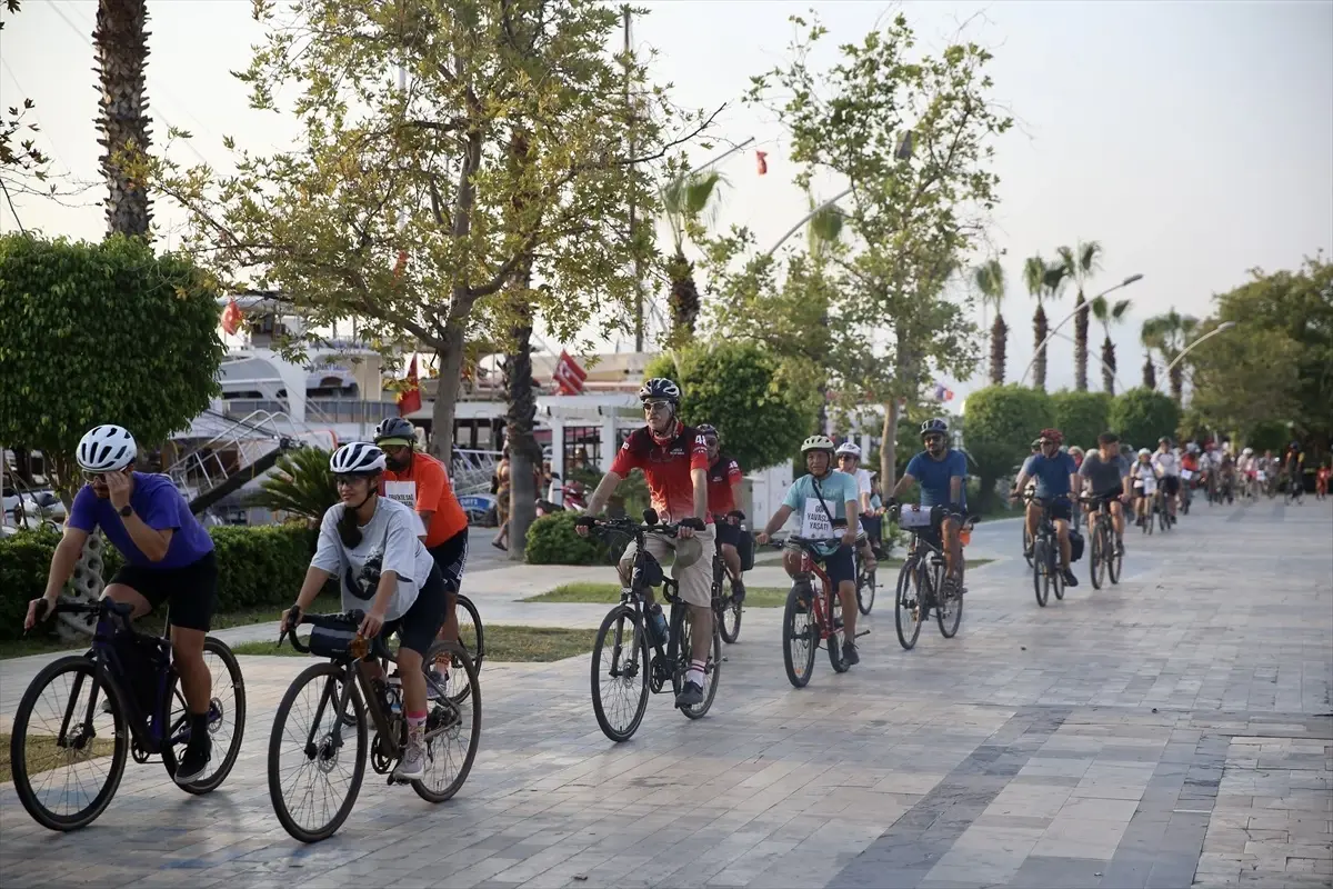 Fethiye'de bisiklet tutkunları 'sessiz sürüş' etkinliği düzenledi