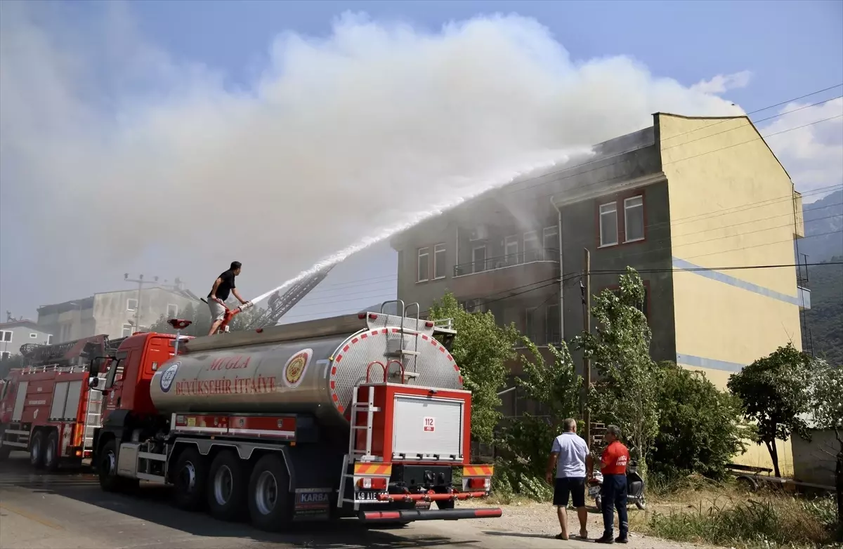 Fethiye'de Çatı Katında Yangın Çıktı