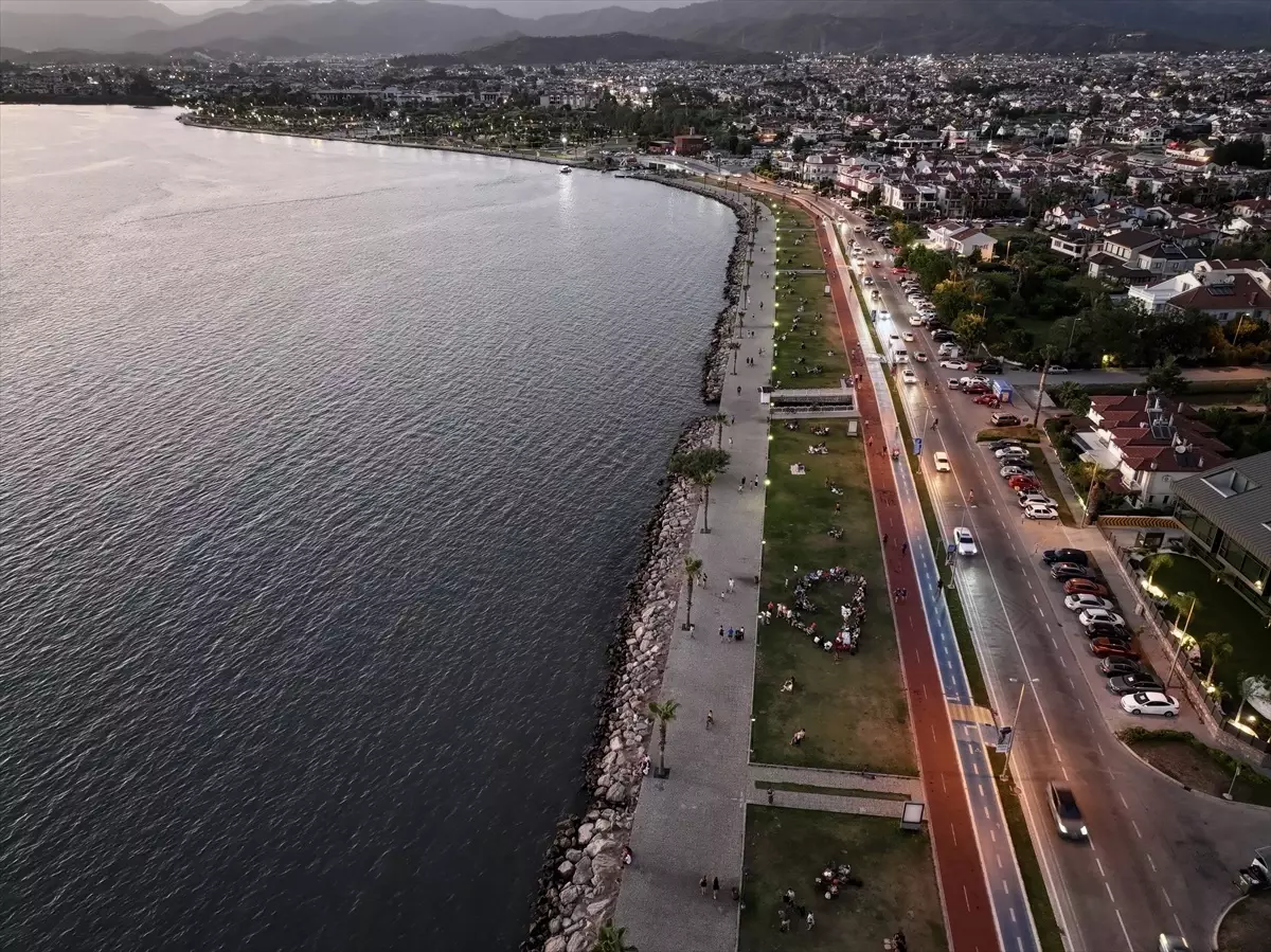 Fethiye'de Sıcak Hava ve Nem Sahilde Yoğunluk Yarattı
