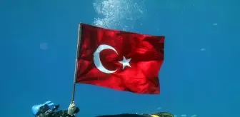 Fethiye'de Zafer Bayramı'nın 103. yılında deniz dibinde Türk bayrağı açtılar
