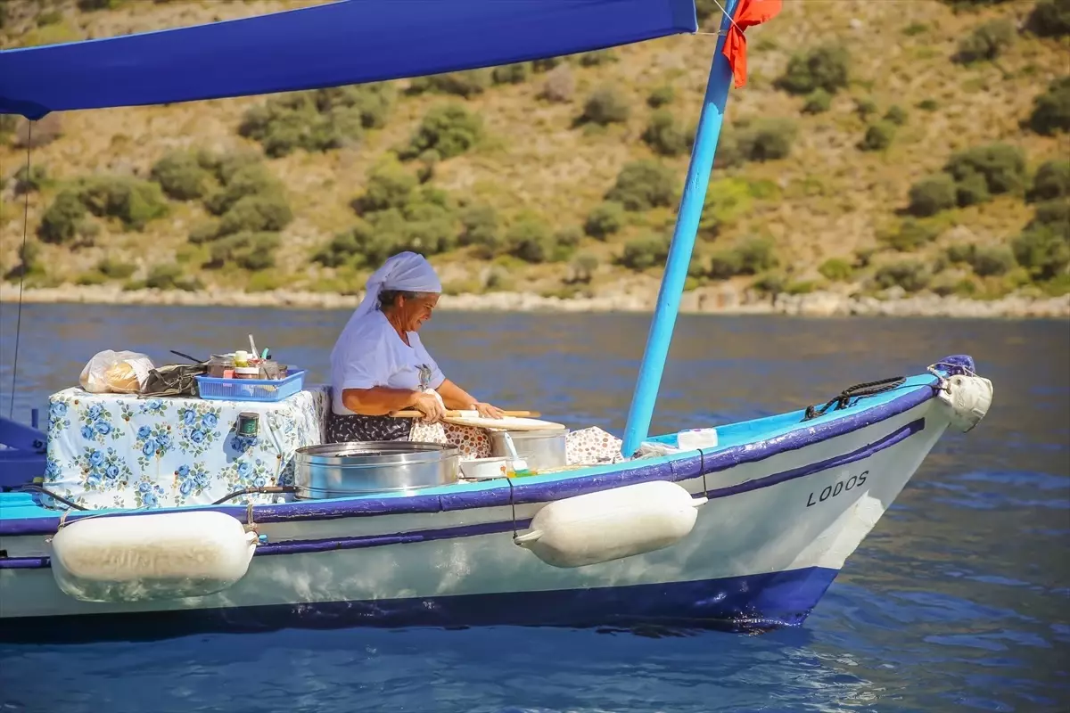 Fethiye'de Gözleme Satışıyla Geçimlerini Sağlayan Çift