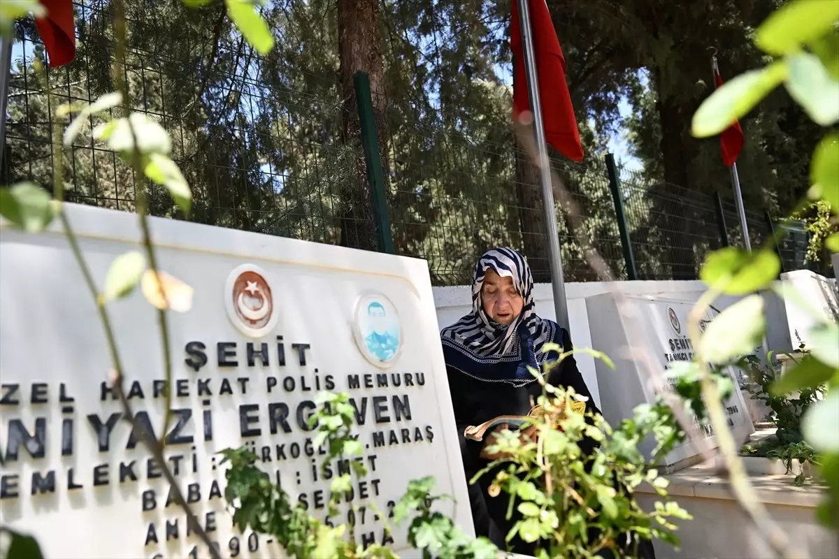 FETÖ'NÜN DARBE GİRİŞİMİNİN 9. YILI - Silah arkadaşları şehit polisin annesini 9 yıldır yalnız bırakmıyor