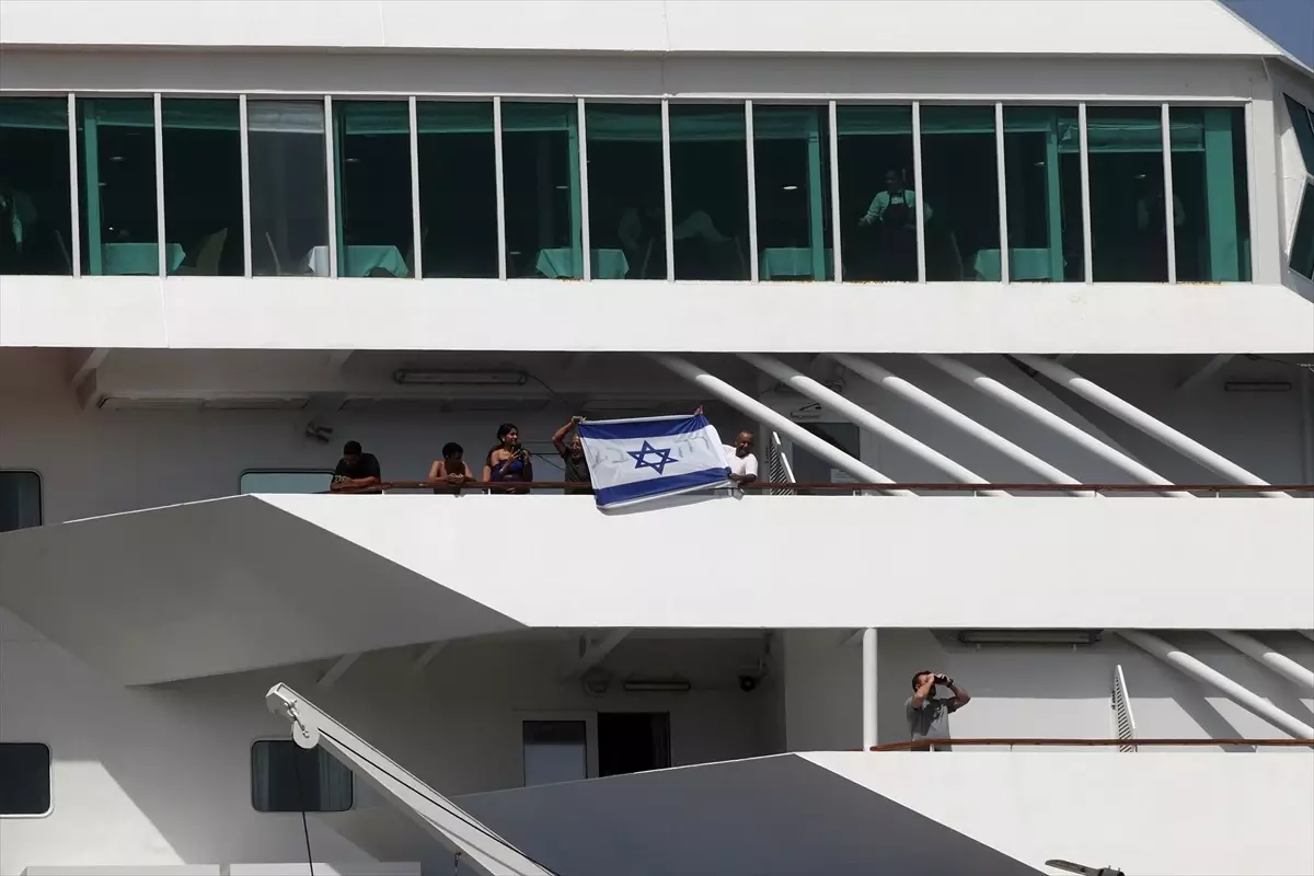 Rodos'ta İsrailli Turistleri Taşıyan Kruvaziyer Gemi Protesto Edildi