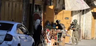 İsrail Güçlerinden El Halil'e Baskın: Filistinli Esnaf Zorla Dükkanlarını Kapatmaya İtiraz Ediyor
