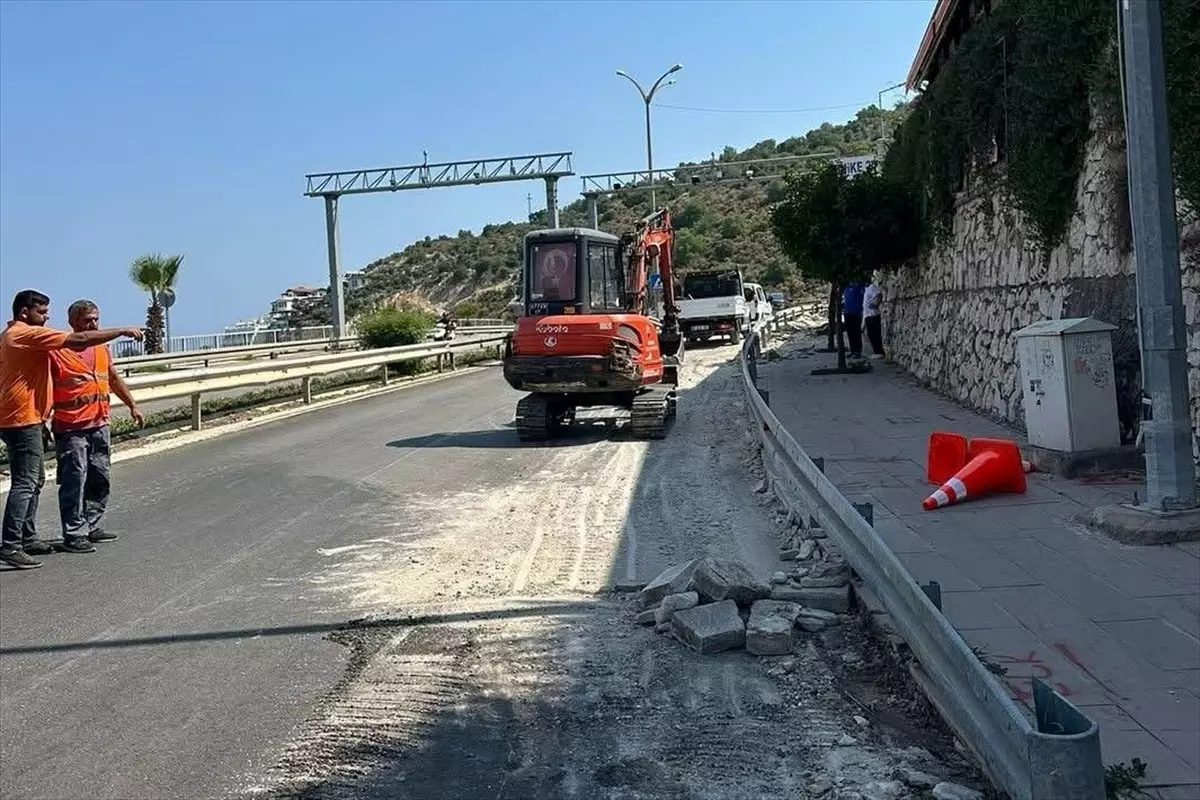 Finike'de Yol ve Çevre Düzenleme Çalışmaları Başladı