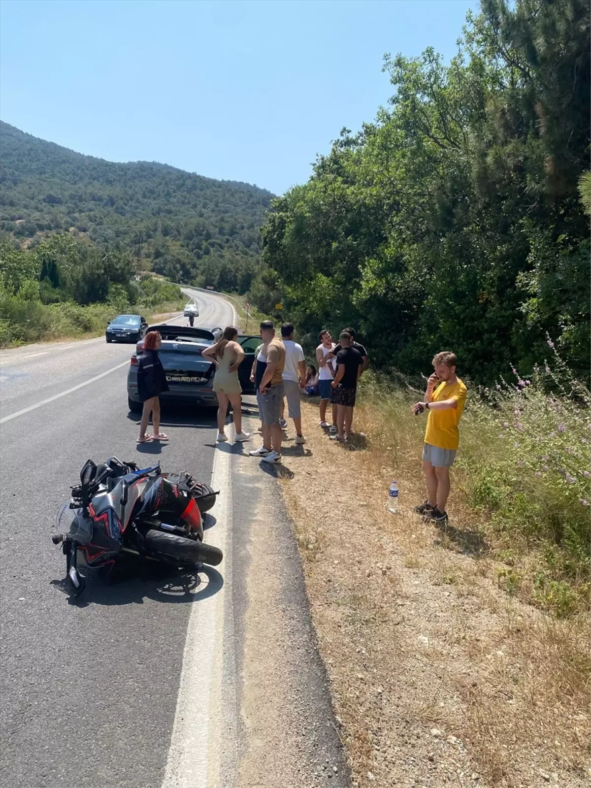 Foça'da Otomobil ile Motosiklet Çarpıştı: 2 Yaralı