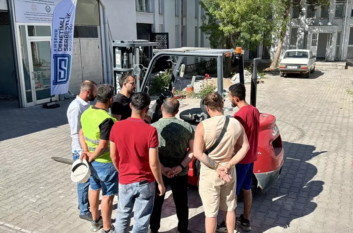 Kırşehir'de Yükümlüler Forklift Operatörlüğü Eğitimi Alıyor