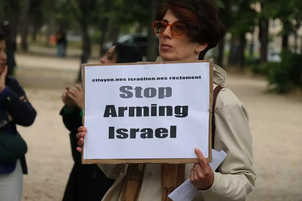 Paris'te İsrailliler, Gazze'deki Soykırıma Karşı Gösteri Düzenledi