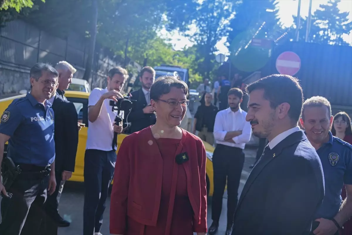 Ememem'den Paris Caddesi'nde Renkli Mozaik Çalışması