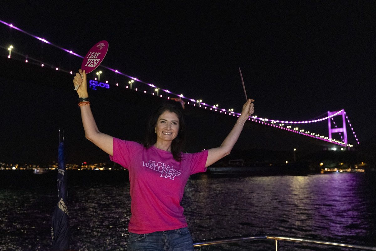FSM Köprüsü Global Wellness Day'in 14'üncü yılı kapsamında magenta rengine büründü