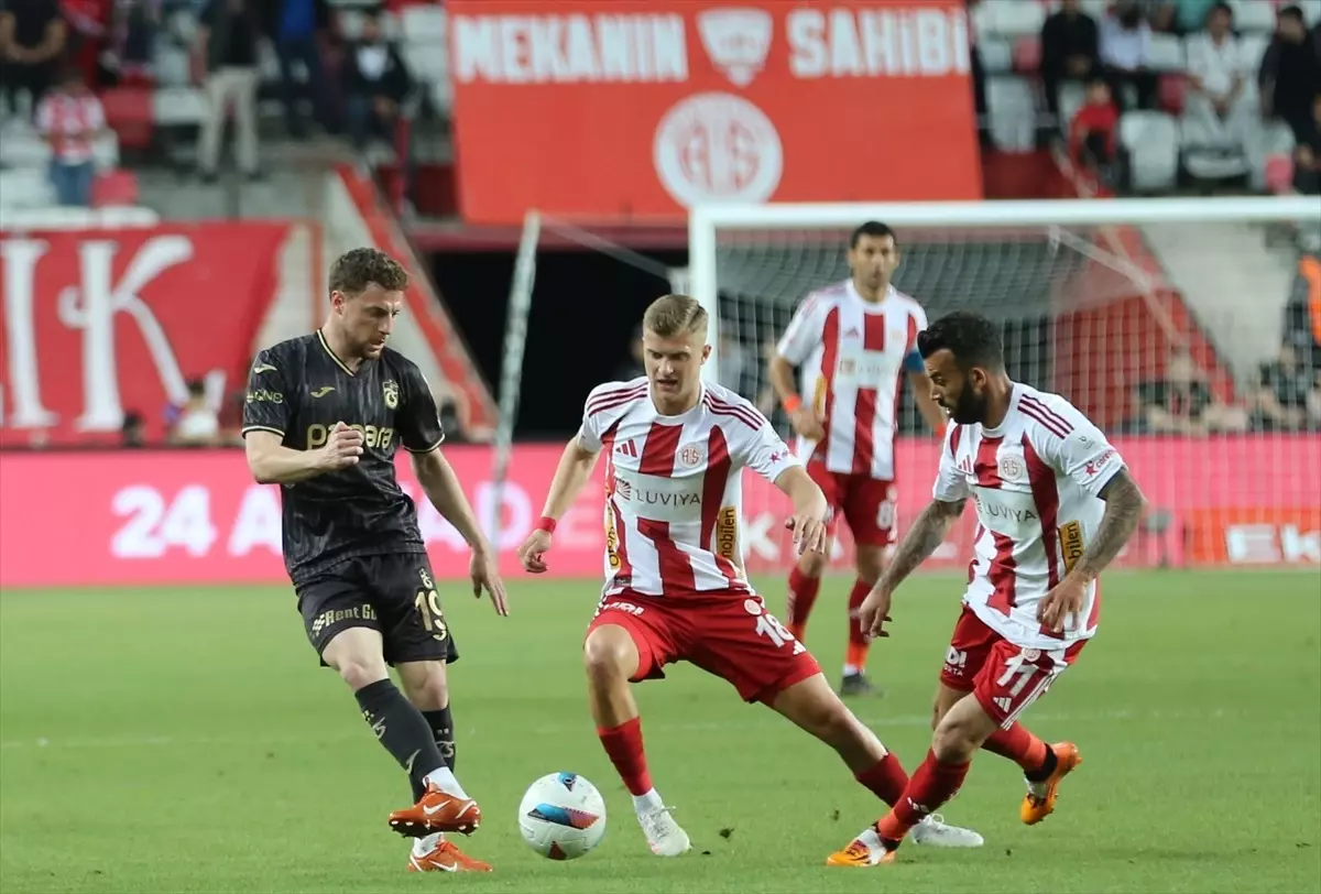 Trabzonspor, Antalyaspor'u 2-0 Mağlup Etti
