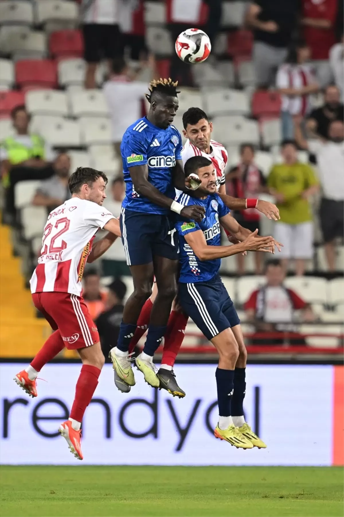 Antalyaspor, Kasımpaşa'yı 2-1 Geçerek Sezona Galibiyetle Başladı
