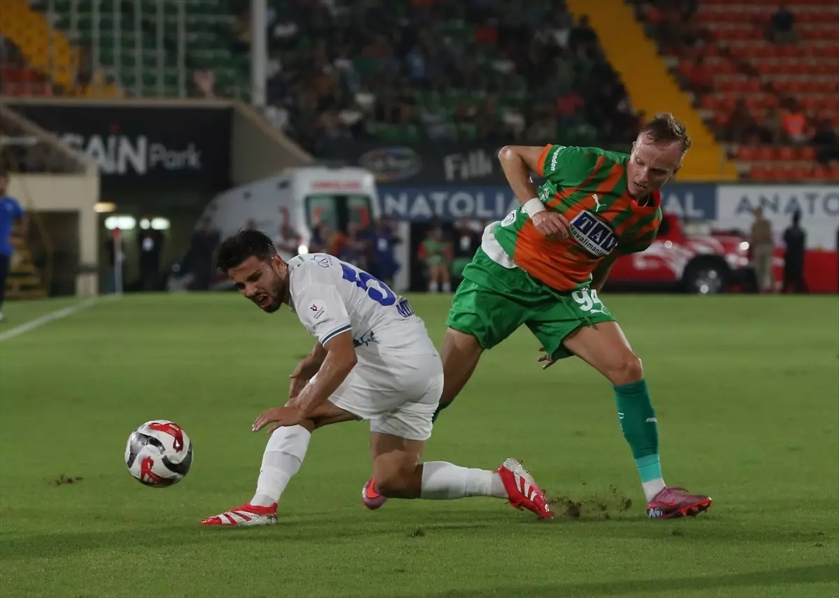Corendon Alanyaspor ile Çaykur Rizespor Arasında İlk Yarısı Golsüz Sona Erdi