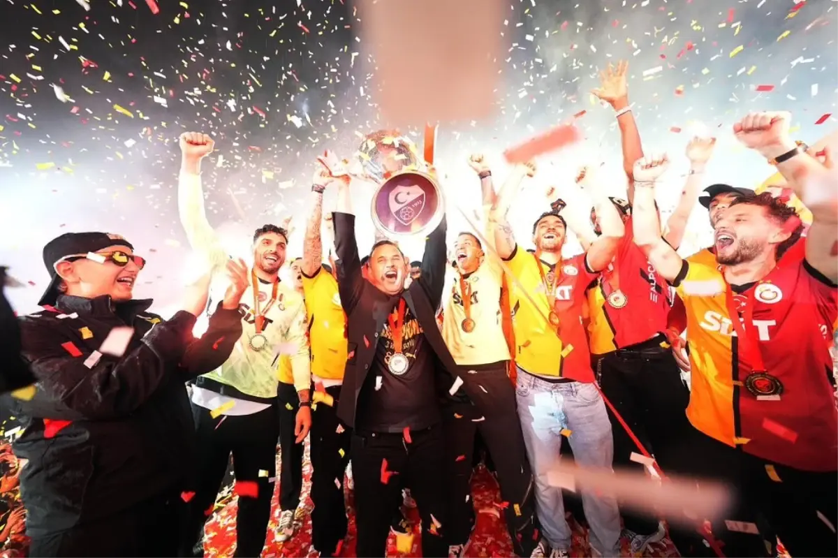 Galatasaray 25'inci şampiyonluk kupasını görkemli törenle kaldırdı