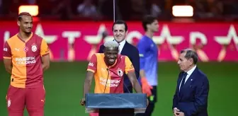 Galatasaray'da Osimhen ve Sane için İmza Töreni Düzenlendi
