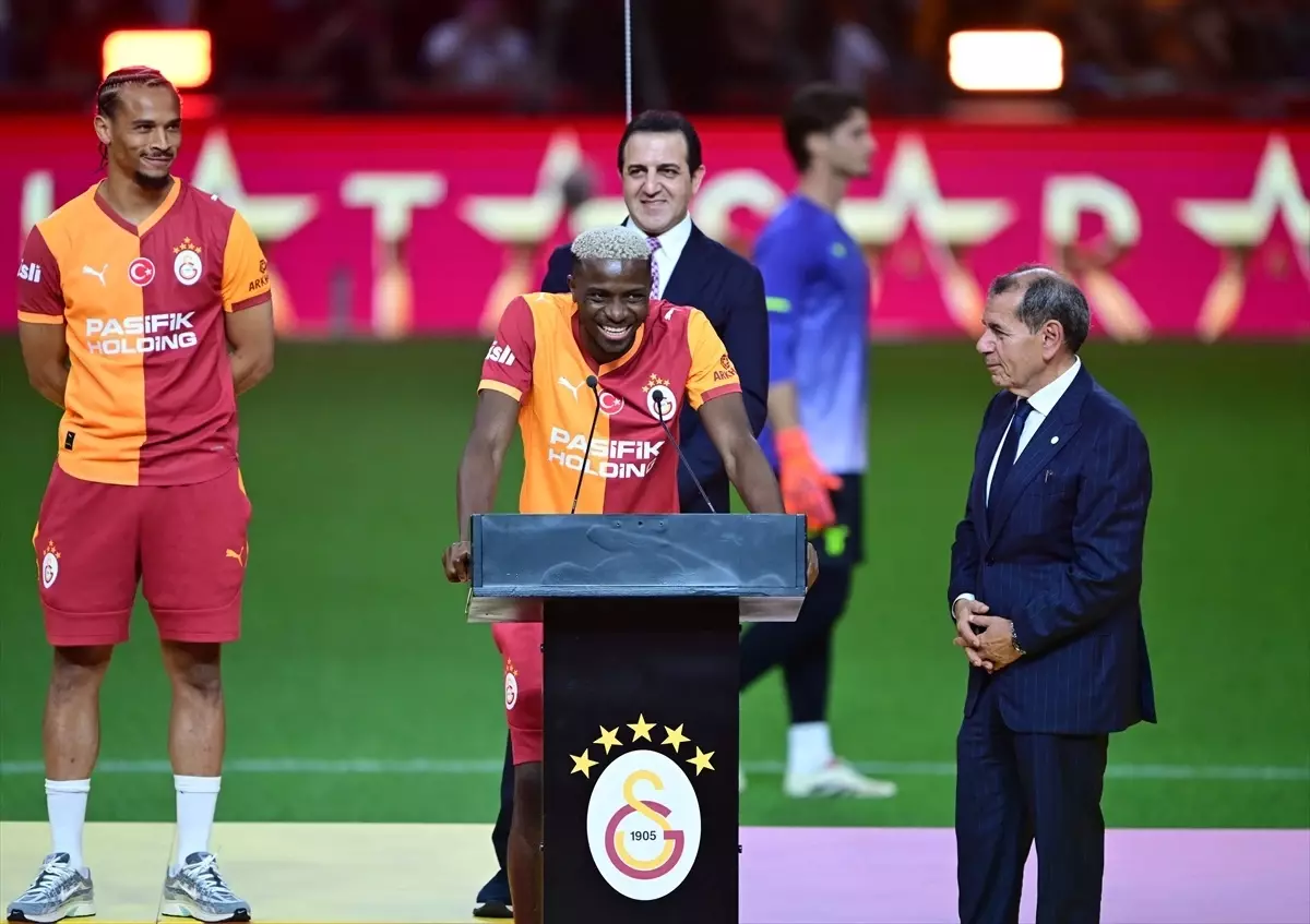 Galatasaray'da Osimhen ve Sane için İmza Töreni Düzenlendi