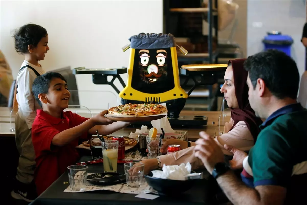 Tahran'da Robotlarla Hizmet Veren 'Robo Town' Restoranı