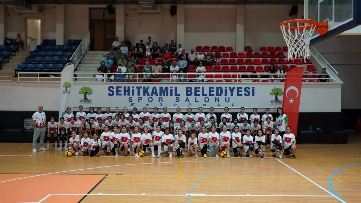 Gaziantep&apos;te 62 genç voleybolcu profesyonelliğe adım attı