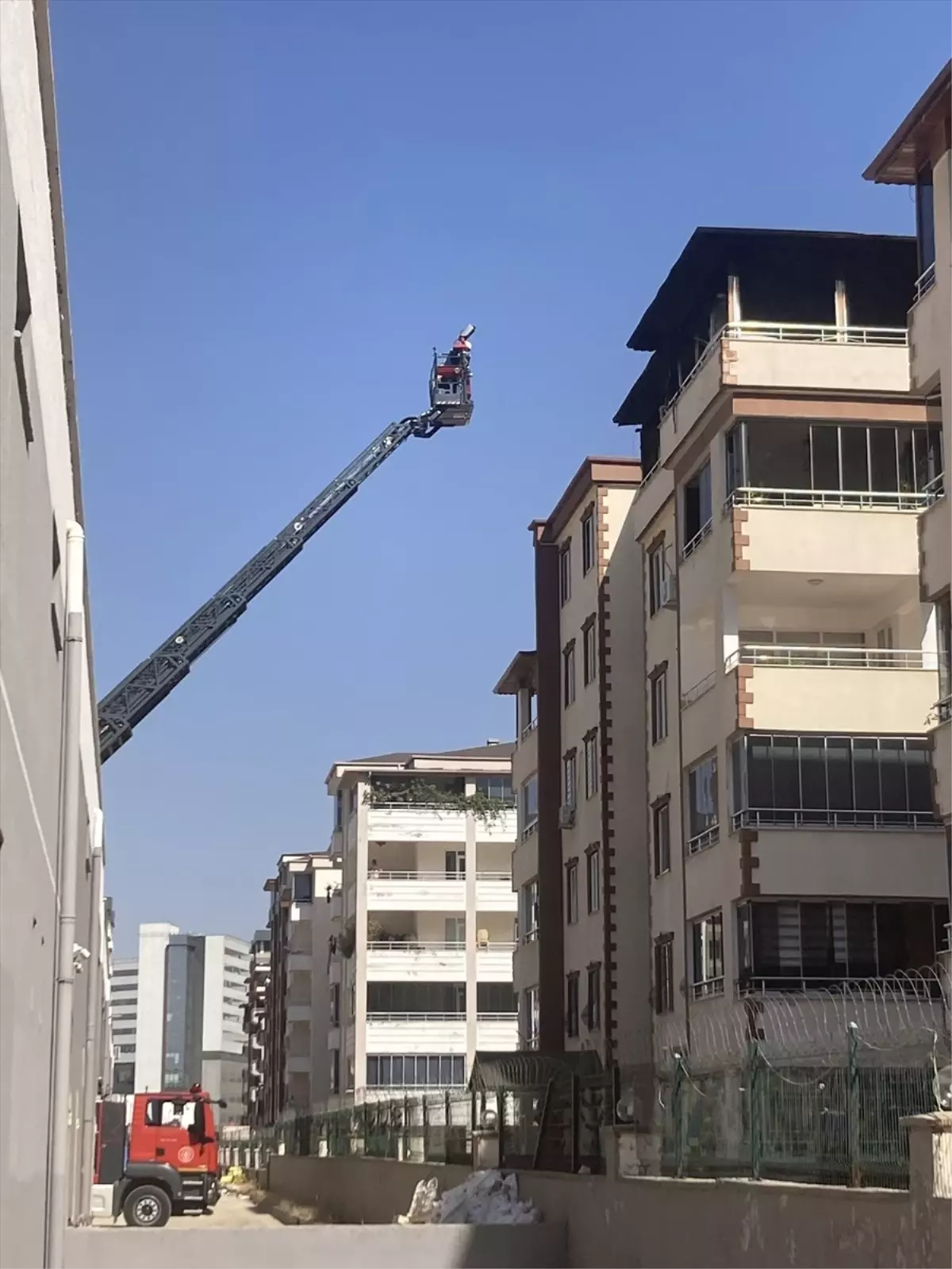 Gaziantep'te apartmanın terasında çıkan yangın söndürüldü