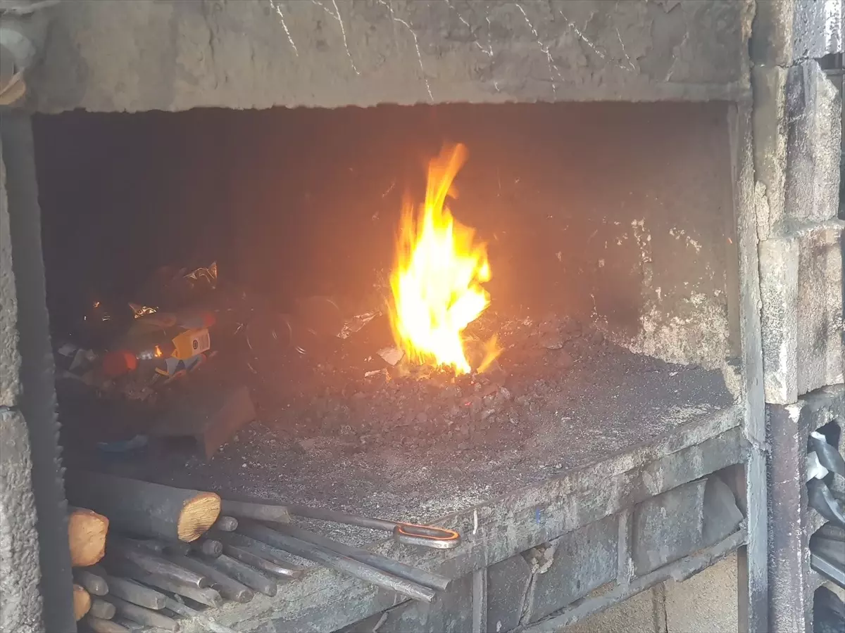 Gaziantep'te Demirciler Kavurucu Sıcaklıkta Çalışmaya Devam Ediyor