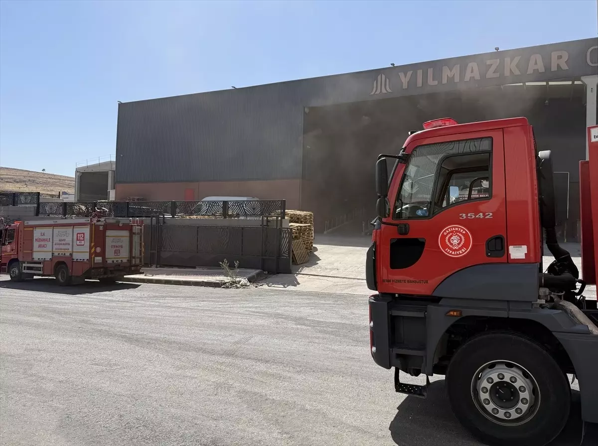 Gaziantep'te fabrikada çıkan yangında 2 işçi dumandan etkilendi