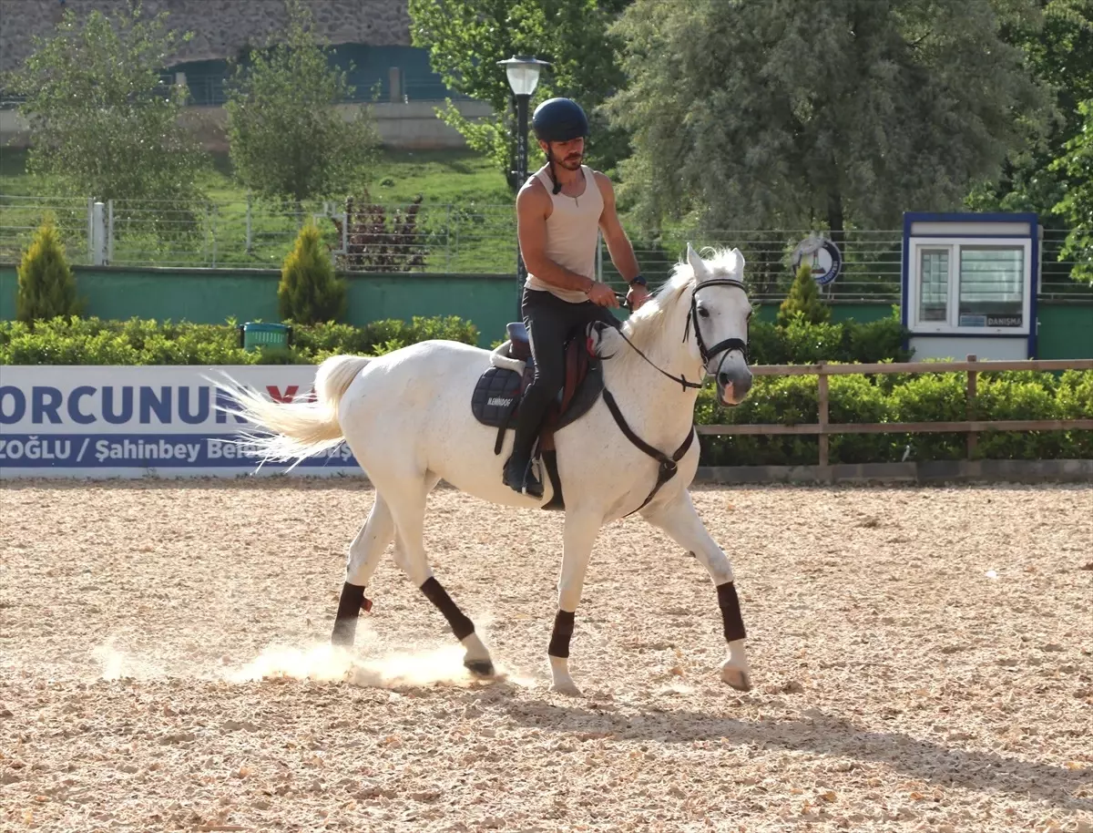 Gaziantep'te hobi olarak biniciliğe başlayan doktor lisanslı sporcu oldu
