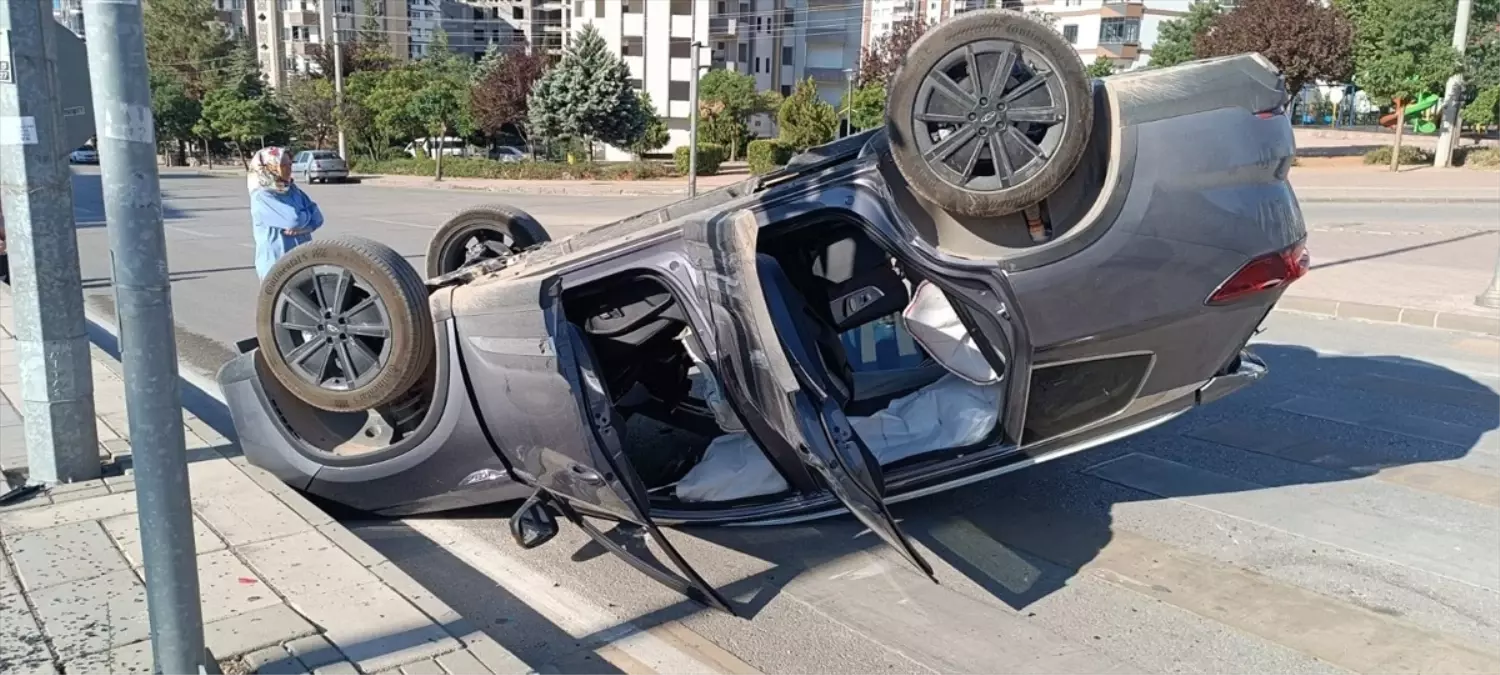 Gaziantep'te Polis Aracıyla Çarpışan Otomobilde Sürücü Yaralandı