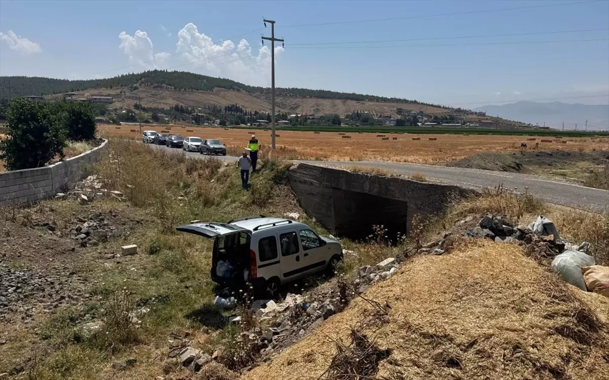 Gaziantep'te Hafif Ticari Araç Köprüden Düştü: 6 Yaralı