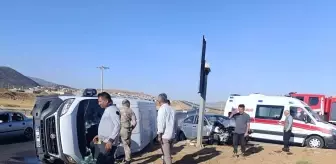 Gaziantep'te Otomobil ve Minibüs Çarpışması: 6 Yaralı