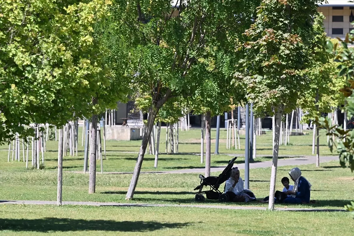 Gaziantep'te Sıcak Hava Etkisini Gösteriyor: Mağara Kafe Nefes Aldırıyor