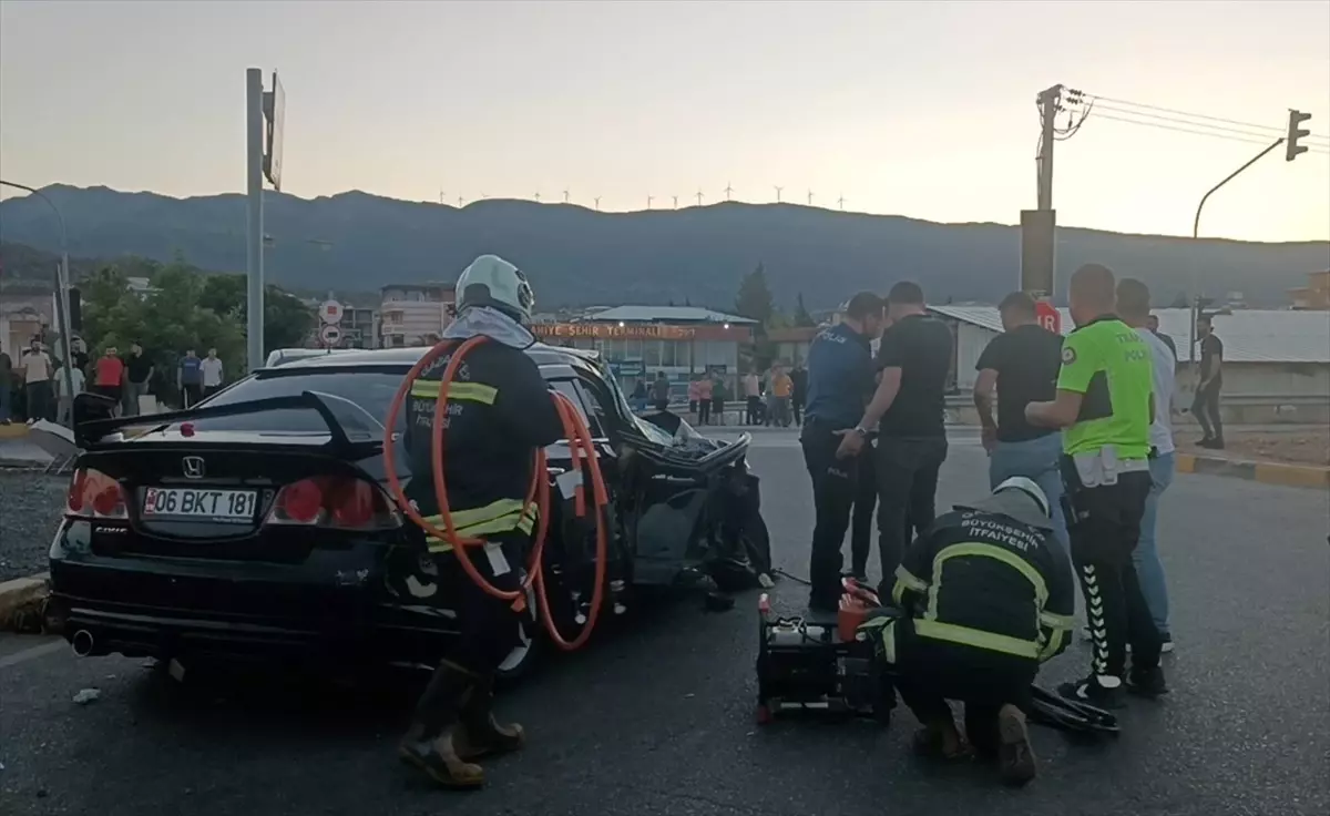 Gaziantep'te Tır-Otomobil Çarpışması: 2 Yaralı