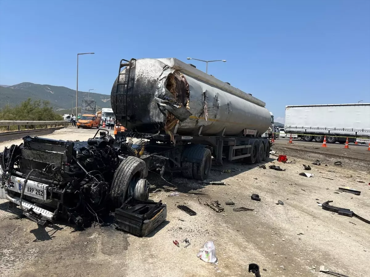 Gaziantep'te Tır ile Tankerin Çarpışması: 2 Ölü