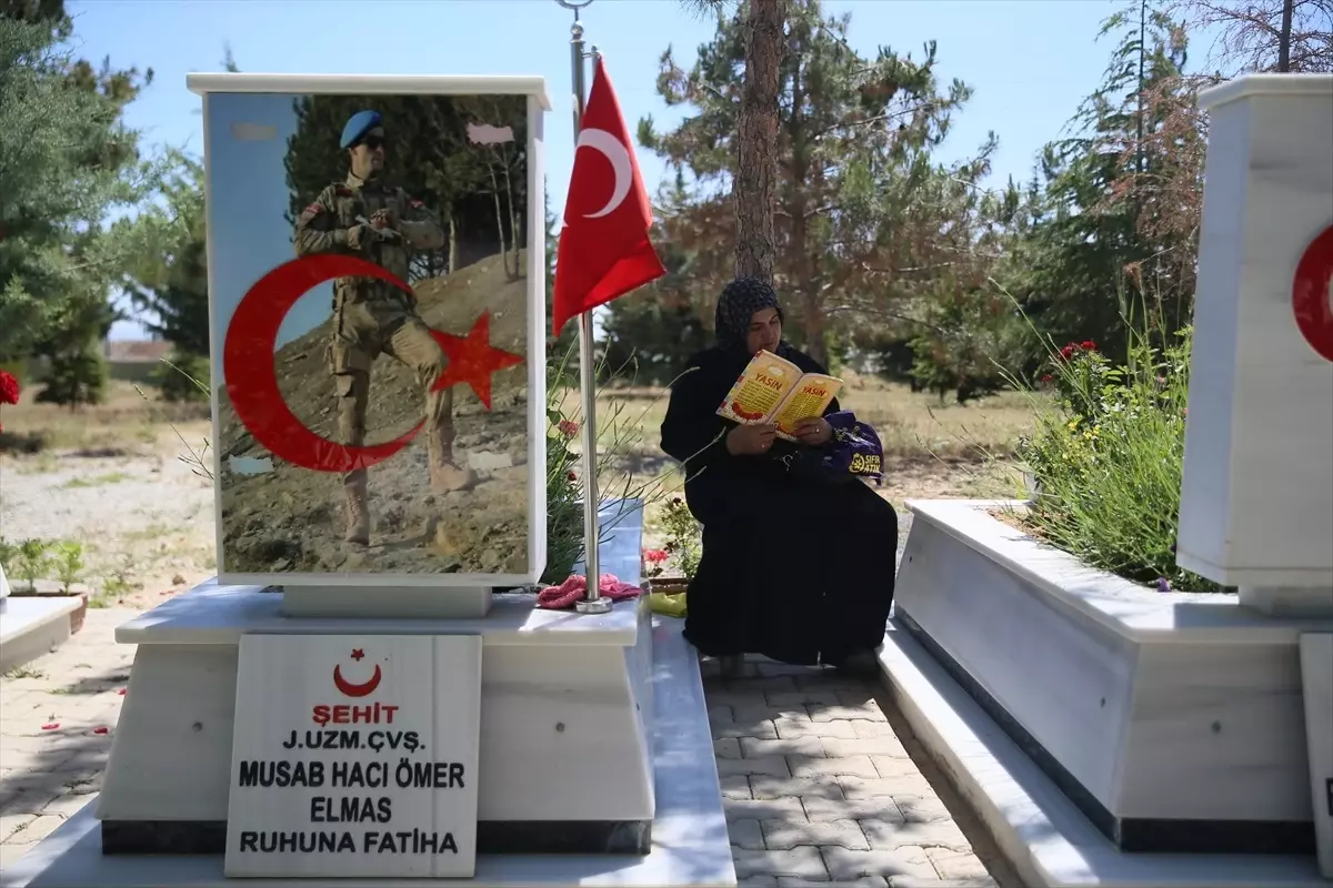Gaziantep ve çevre illerde Kurban Bayramı arifesinde mezarlıklar ziyaret edildi