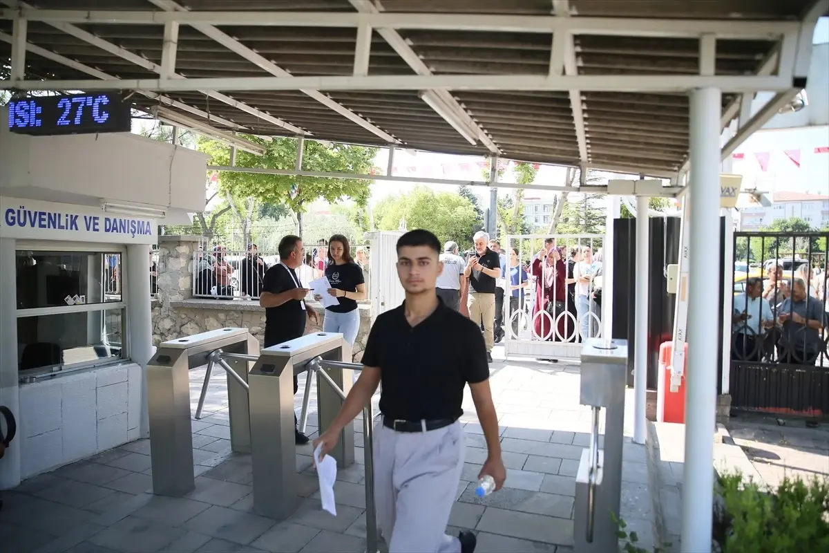 Bölgedeki Yüzbinlerce Öğrenci YKS AYT Sınavına Girdi