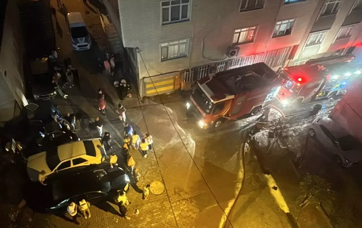 Gaziosmanpaşa'da 5 Katlı Binada Yangın: Çatı Katı Kullanılamaz Hale Geldi