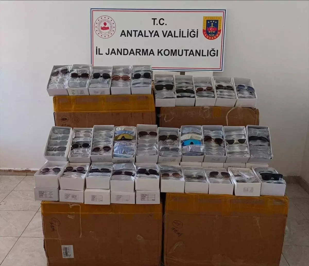 Antalya'da Kaçakçılık Operasyonu: 15 Bin Güneş Gözlüğü Ele Geçirildi