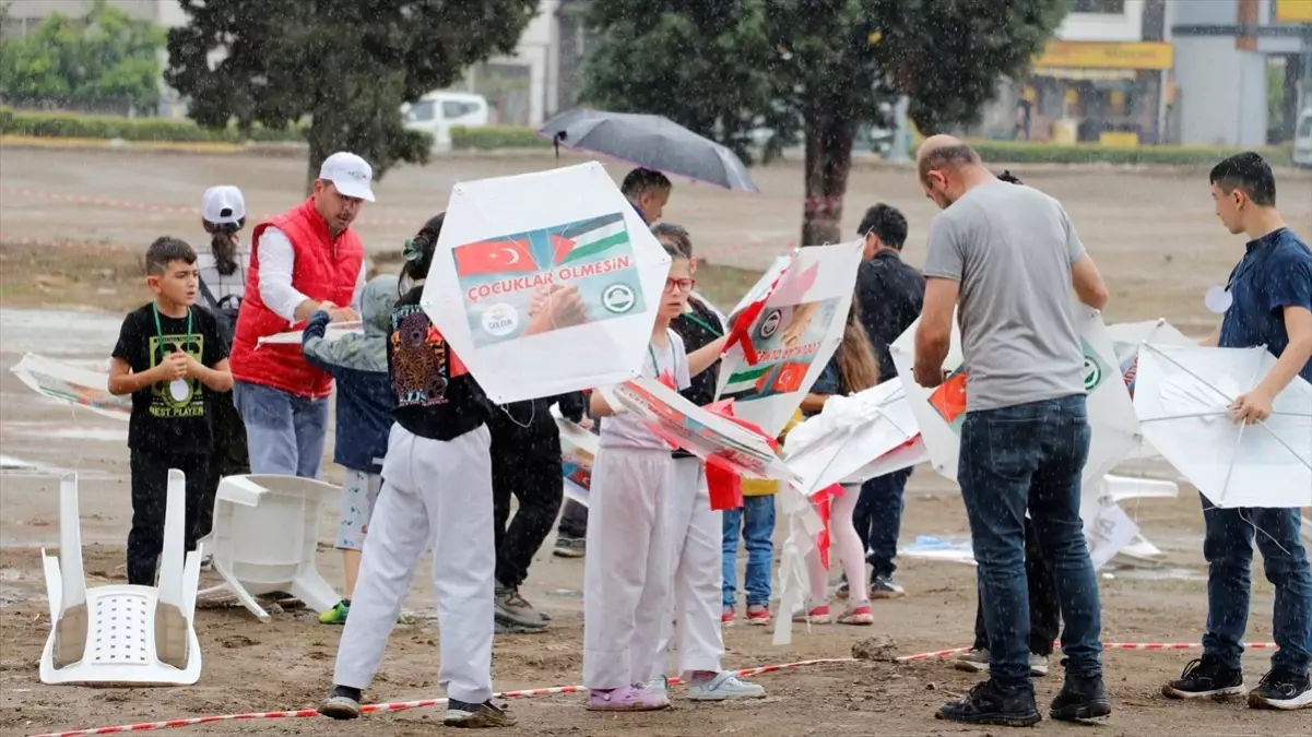 Gölcük'te Gazze için Uçurtma Dağıtım Etkinliği