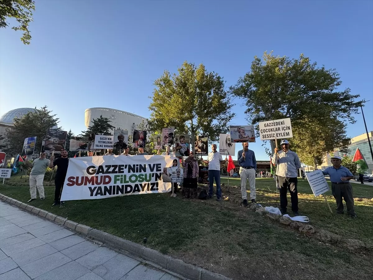 Malatya'da Öğretmenlerden Gazze Soykırımına Sessiz Eylem