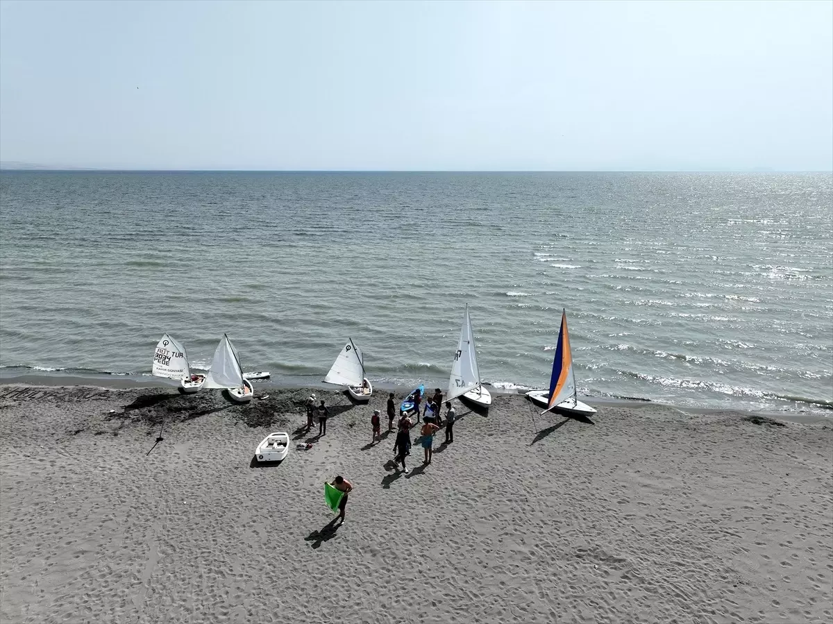 Van Gölü'nde Yelken Sporu ile Gençler Su Sporlarıyla Buluşuyor