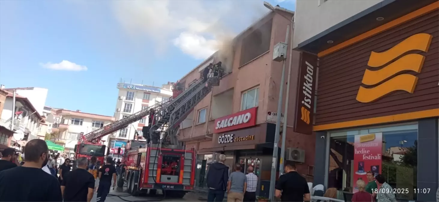 Gelibolu'da Üç Katlı Binada Yangın Paniği