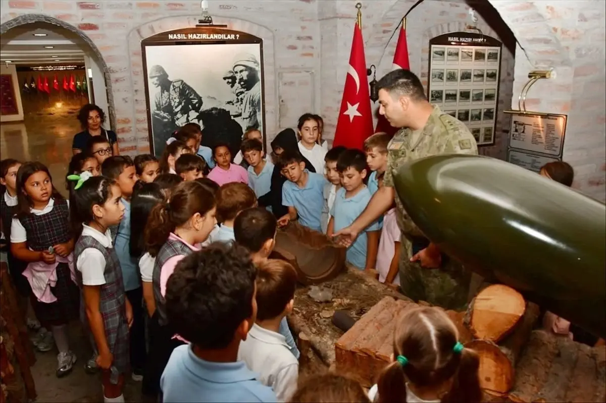 İlkokul Öğrencileri 'Mehmetçikle Bir Gün' Projesi Kapsamında Askerlik Mesleğini Tanıdı
