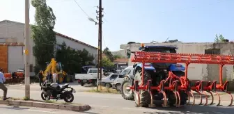 Sivas'ta Traktörle Motosiklet Çarpıştı: 1 Yaralı