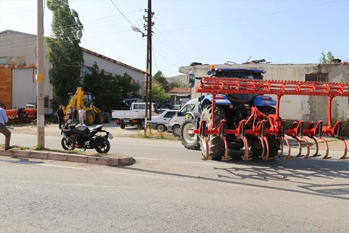 Sivas'ta Traktörle Motosiklet Çarpıştı: 1 Yaralı