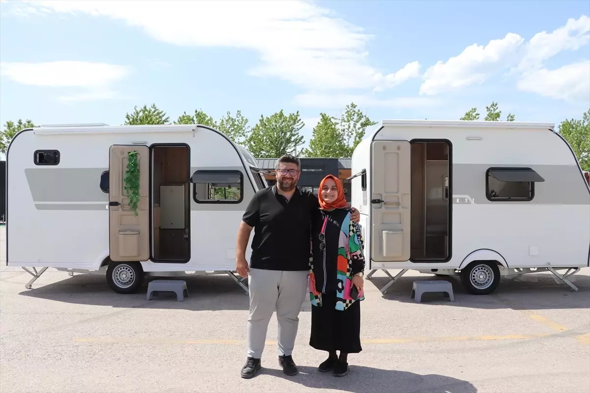Karavan Tutkunu Çift, Kendi Tasarımlarını Üretiyor